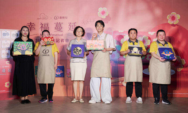 喜憨兒基金會今年推出「幸福蔓延」月餅禮盒,公益大使陳漢典(右3)現身呼籲大家一起做公益。(喜憨兒基金會提供) 喜憨兒基金會今年推出「幸福蔓延」月餅禮盒,公益大使陳漢典(右3)現身呼籲大家一起做公益。(喜憨兒基金會提供)