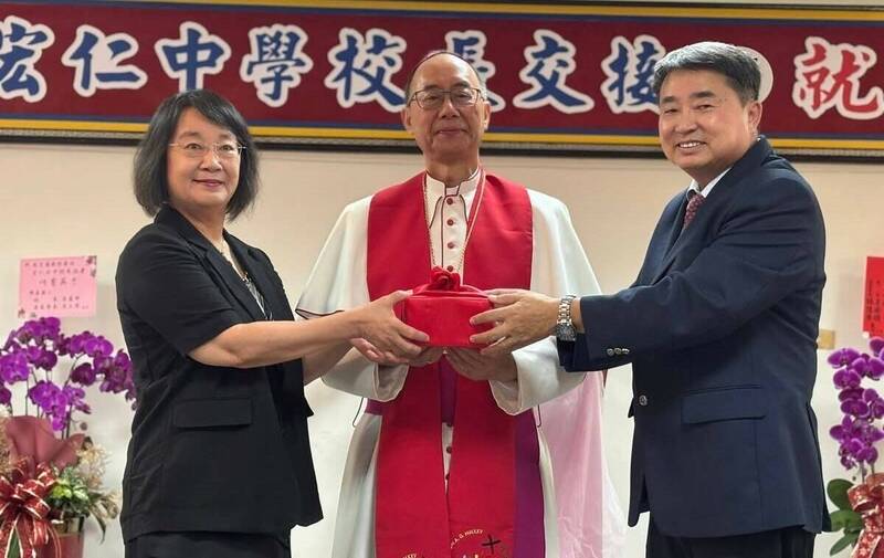 天主教嘉義教區主教浦英雄（中）主持宏仁女中新任校長吳芝儀（左）就職典禮。（宏仁女中提供）
