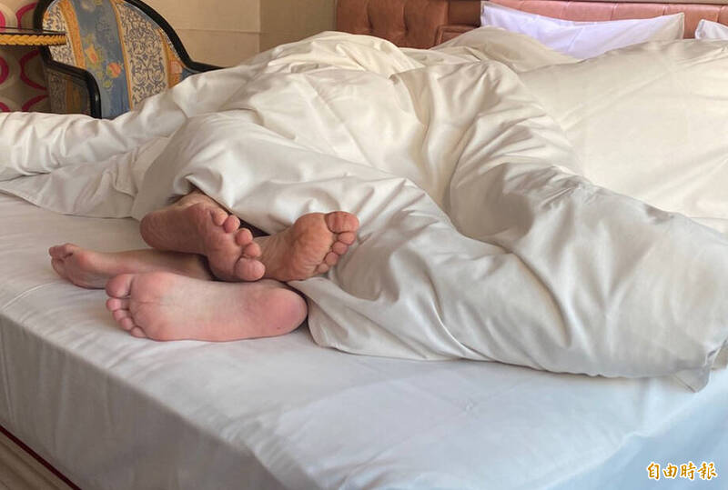蔡姓人夫趁妻子熟睡時上床嘿咻、還偷拍性愛影片,後來被妻子發現怒提告,台南地院依乘機性交罪判蔡男3年4月徒刑。(示意圖,記者王俊忠攝) 蔡姓人夫趁妻子熟睡時上床嘿咻、還偷拍性愛影片,後來被妻子發現怒提告,台南地院依乘機性交罪判蔡男3年4月徒刑。(示意圖,記者王俊忠攝)