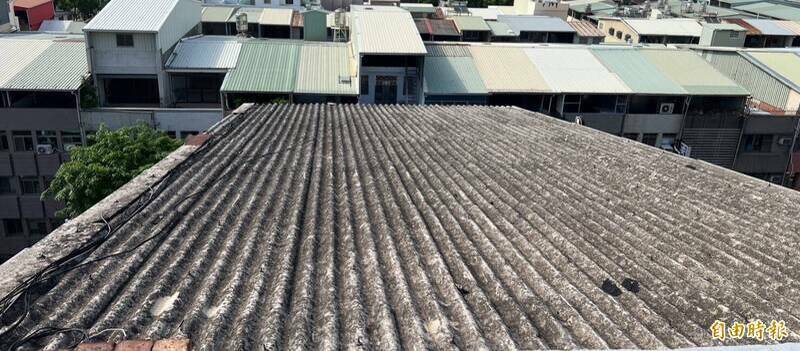 石綿早期多用於建材,因發現石綿纖維吸入恐對人體造成危害而被禁用。(資料照,記者陳文嬋攝) 石綿早期多用於建材,因發現石綿纖維吸入恐對人體造成危害而被禁用。(資料照,記者陳文嬋攝)