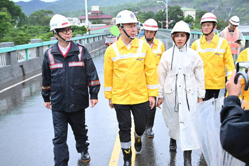 交通部陳世凱部長勘察南橫公路資災情。（交通部提供）