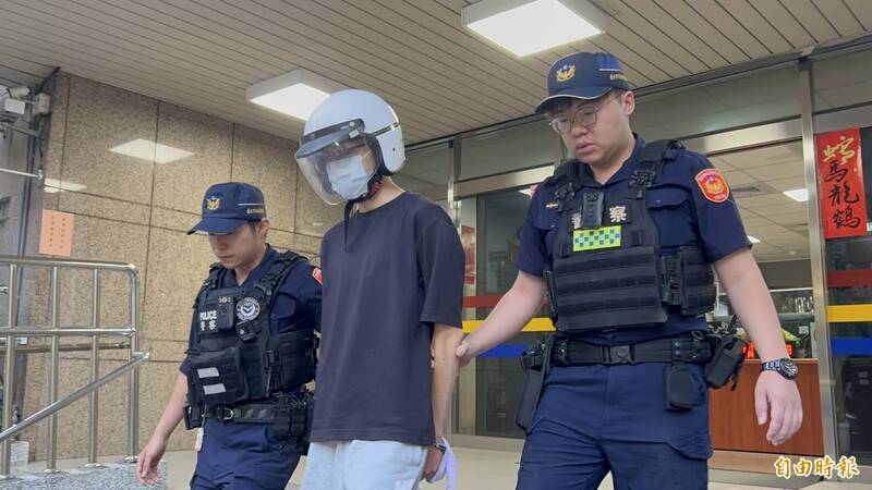 男子劉柏葳(中)移送檢方偵辦。(記者邱俊福攝) 男子劉柏葳(中)移送檢方偵辦。(記者邱俊福攝)