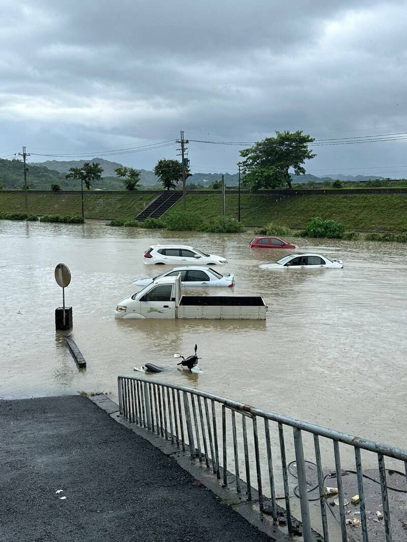為改善南投市貓羅溪畔淹水的「外轆排水治理工程」延宕,此次暴雨來襲再度淹水,導致車輛泡水。(南投縣議員林儒暘提供) 為改善南投市貓羅溪畔淹水的「外轆排水治理工程」延宕,此次暴雨來襲再度淹水,導致車輛泡水。(南投縣議員林儒暘提供)