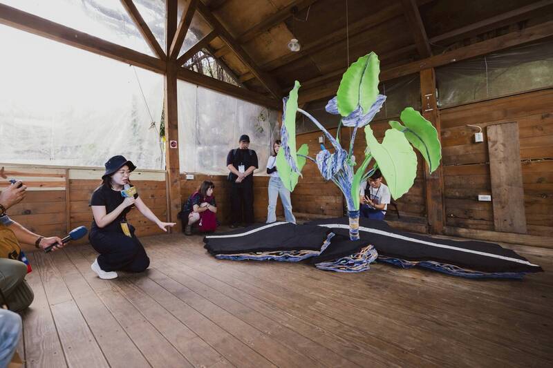 新北市黃金博物館2025礦山藝術季,圖為藝術家雙人組「太認真」介紹作品「造山運動場」。(圖為黃金博物館提供) 新北市黃金博物館2025礦山藝術季,圖為藝術家雙人組「太認真」介紹作品「造山運動場」。(圖為黃金博物館提供)