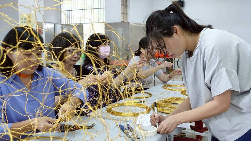 新北市黃金博物館2025礦山藝術季,圖為藝術家王怡婷與編織班居民共創作品。(圖為黃金博物館提供) 新北市黃金博物館2025礦山藝術季,圖為藝術家王怡婷與編織班居民共創作品。(圖為黃金博物館提供)