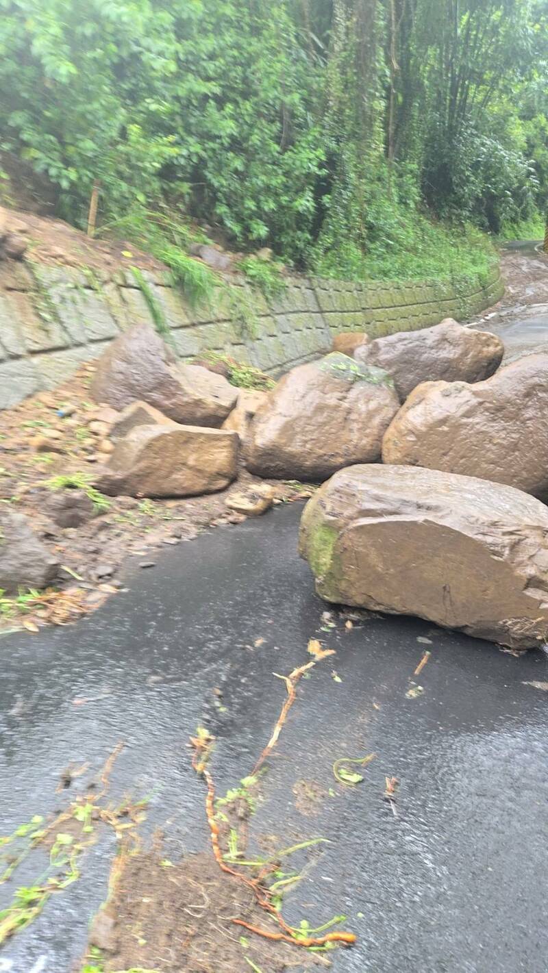 南投縣連日強降雨,許多地方坍方落石,阻礙交通,8所國中小學8月1日停班停課。(信義鄉公所提供) 南投縣連日強降雨,許多地方坍方落石,阻礙交通,8所國中小學8月1日停班停課。(信義鄉公所提供)