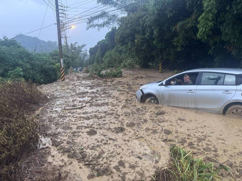 台中各地豪大雨不斷,圖為霧峰區桐林土石流無法通行情形。(圖由台中市議員江和樹提供) 台中各地豪大雨不斷,圖為霧峰區桐林土石流無法通行情形。(圖由台中市議員江和樹提供)
