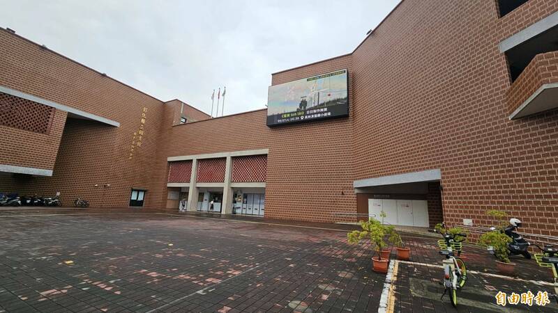 彰化縣圖是建築大師漢寶德作品,巨大電子看板引來破壞地標建物批評。(記者劉曉欣攝) 彰化縣圖是建築大師漢寶德作品,巨大電子看板引來破壞地標建物批評。(記者劉曉欣攝)