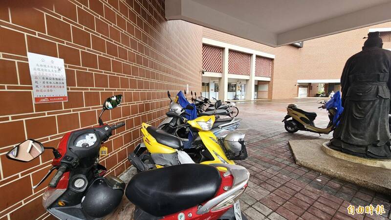 彰化縣圖廣場長期放任機車、腳踏車亂停放。(記者劉曉欣攝) 彰化縣圖廣場長期放任機車、腳踏車亂停放。(記者劉曉欣攝)