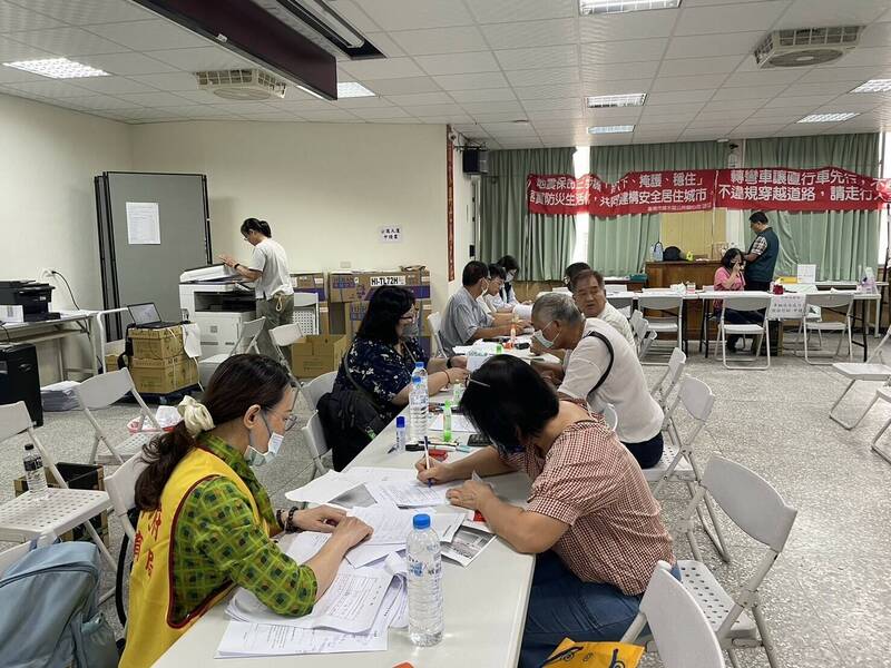 南市教育局派員進駐鹽水區聯合服務中心服務災民。（圖由南市教育局提供）