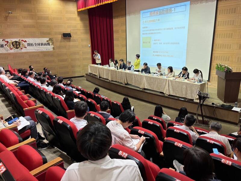 立委陳亭妃今天舉辦兩場次的「丹娜絲颱風災損復建座談會」,建議政府以特別預算加速災後復建。(陳亭妃提供) 立委陳亭妃今天舉辦兩場次的「丹娜絲颱風災損復建座談會」,建議政府以特別預算加速災後復建。(陳亭妃提供)