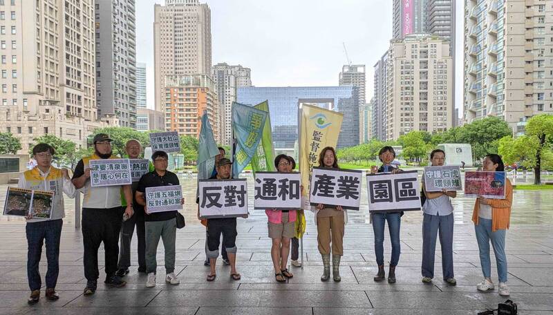 多個環團與清水農民到台中市府前抗議,要求市府退回通和產業園區的開發申請,並駁回環評。(環團提供) 多個環團與清水農民到台中市府前抗議,要求市府退回通和產業園區的開發申請,並駁回環評。(環團提供)