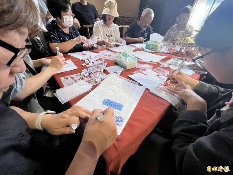 文化局邀集民宿業者等辦理普渡燈組裝及彩繪推廣研習,大受歡迎。(記者吳正庭攝) 文化局邀集民宿業者等辦理普渡燈組裝及彩繪推廣研習,大受歡迎。(記者吳正庭攝)