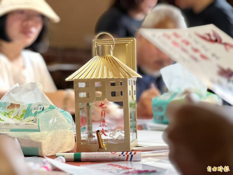 組裝及彩繪推廣研習與會者對普渡燈愛不釋手。(記者吳正庭攝) 組裝及彩繪推廣研習與會者對普渡燈愛不釋手。(記者吳正庭攝)