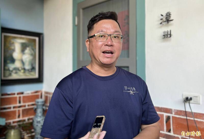 瓊林里長蔡懷芝說,這款普渡燈燈體金色,四面有「門」字造型,正港「金門」味,屆時會安排電匠師傅到府免費安裝。(記者吳正庭攝) 瓊林里長蔡懷芝說,這款普渡燈燈體金色,四面有「門」字造型,正港「金門」味,屆時會安排電匠師傅到府免費安裝。(記者吳正庭攝)