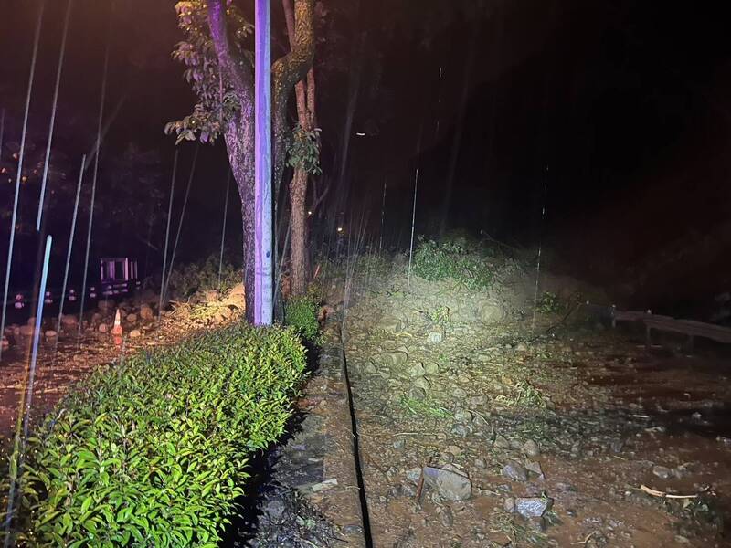 南投台16線因大雨邊坡走山，土石佔據道路交通中斷。（集集警方提供）