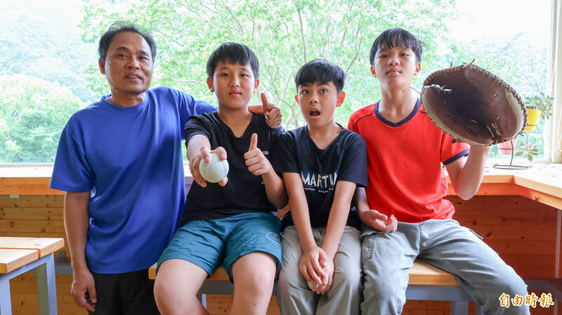 三光國小社團棒球隊教練潘志豐(左起)、隊長陳宥翔、隊員張熤、副隊長林泓翼。(記者黃政嘉攝) 三光國小社團棒球隊教練潘志豐(左起)、隊長陳宥翔、隊員張熤、副隊長林泓翼。(記者黃政嘉攝)