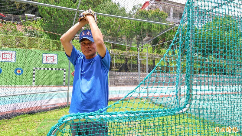 三光國小總務主任兼球隊教練潘志豐教泰雅孩子打棒球已29年。(記者黃政嘉攝) 三光國小總務主任兼球隊教練潘志豐教泰雅孩子打棒球已29年。(記者黃政嘉攝)