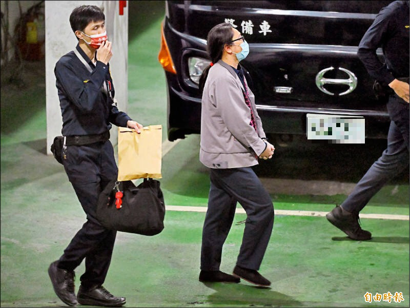 保母劉彩萱(灰衣者)與其妹劉若琳涉虐死男童剴剴,引起國內社會廣泛關注與輿論譴責。(資料照) 保母劉彩萱(灰衣者)與其妹劉若琳涉虐死男童剴剴,引起國內社會廣泛關注與輿論譴責。(資料照)