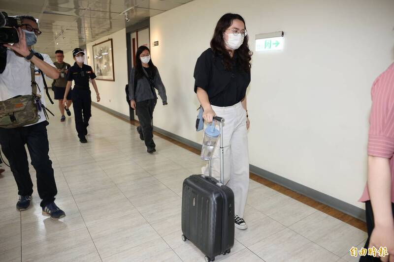 搜索結束,檢調人員步出副議長室,除了手持公文袋,還拖著一個小型行李箱離開。(記者田裕華攝) 搜索結束,檢調人員步出副議長室,除了手持公文袋,還拖著一個小型行李箱離開。(記者田裕華攝)