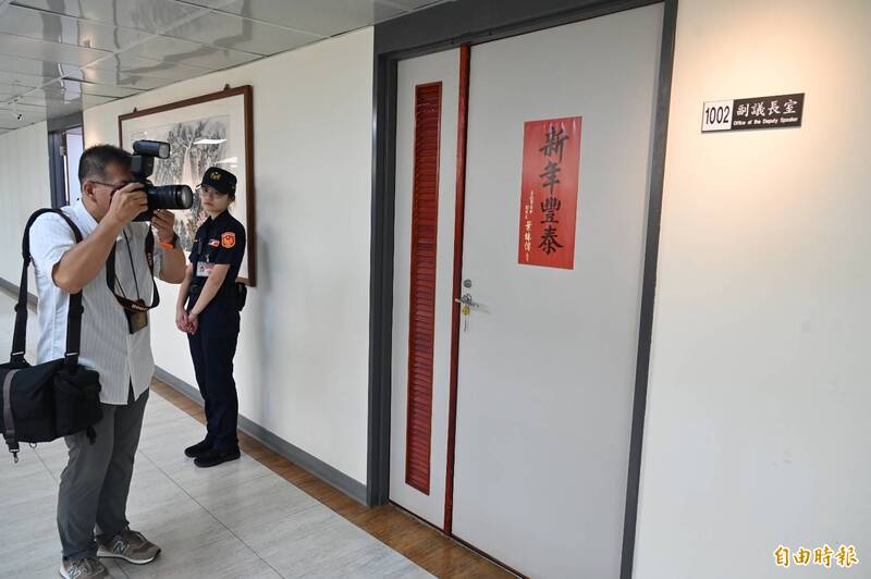 國民黨籍台北市議會副議長葉林傳辦公室今天上午被搜索。(記者田裕華攝) 國民黨籍台北市議會副議長葉林傳辦公室今天上午被搜索。(記者田裕華攝)