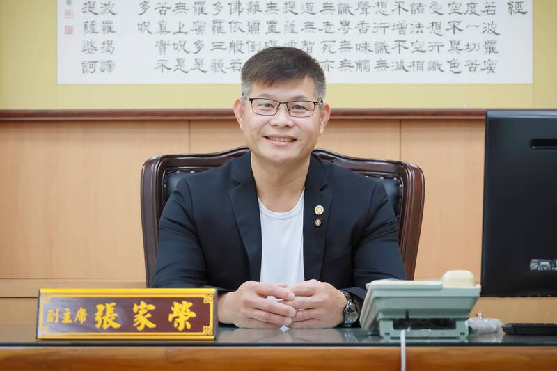 苗栗縣頭份市民代表會副主席張家榮涉家暴傷害被檢察官拒易科罰金入監執行,恐將被解職。(擷自頭份市公所網站) 苗栗縣頭份市民代表會副主席張家榮涉家暴傷害被檢察官拒易科罰金入監執行,恐將被解職。(擷自頭份市公所網站)