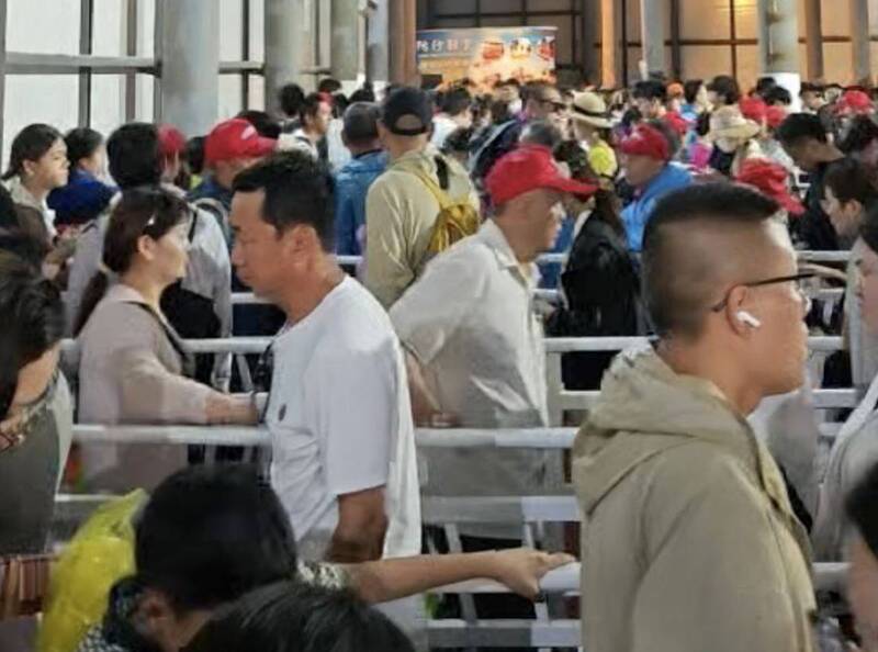 中國內蒙古近日連降暴雨,傳出大批遊客受困在遊樂景區等候廳內達3小時。(擷取自極目新聞) 中國內蒙古近日連降暴雨,傳出大批遊客受困在遊樂景區等候廳內達3小時。(擷取自極目新聞)