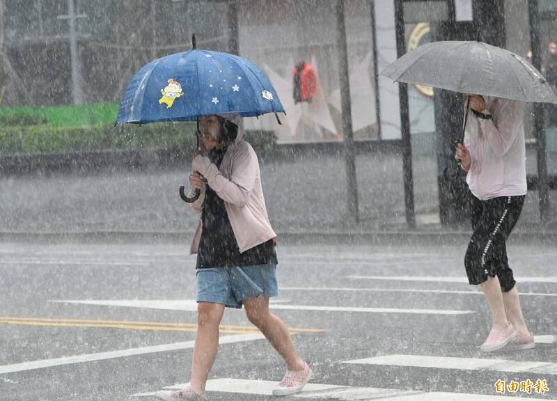 西南氣流持續影響，天氣不穩定，中南部今天仍有縣市宣布停班停課消息。（資料照）