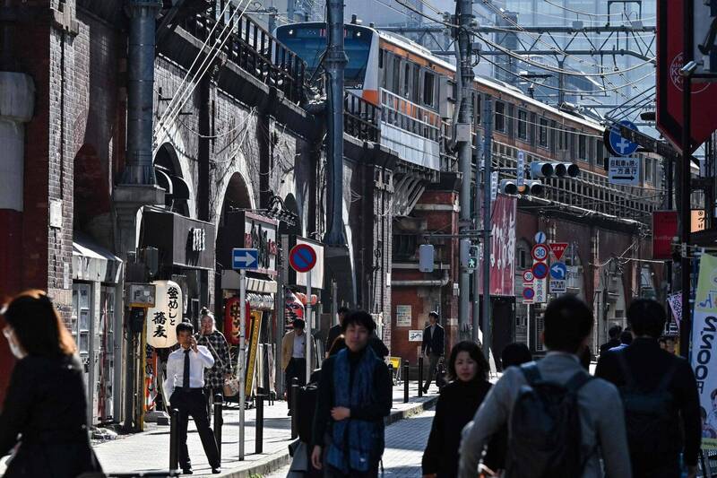 日本東京JR神田站外店家林立。示意圖,圖中人物與新聞事件無關。(法新社) 日本東京JR神田站外店家林立。示意圖,圖中人物與新聞事件無關。(法新社)