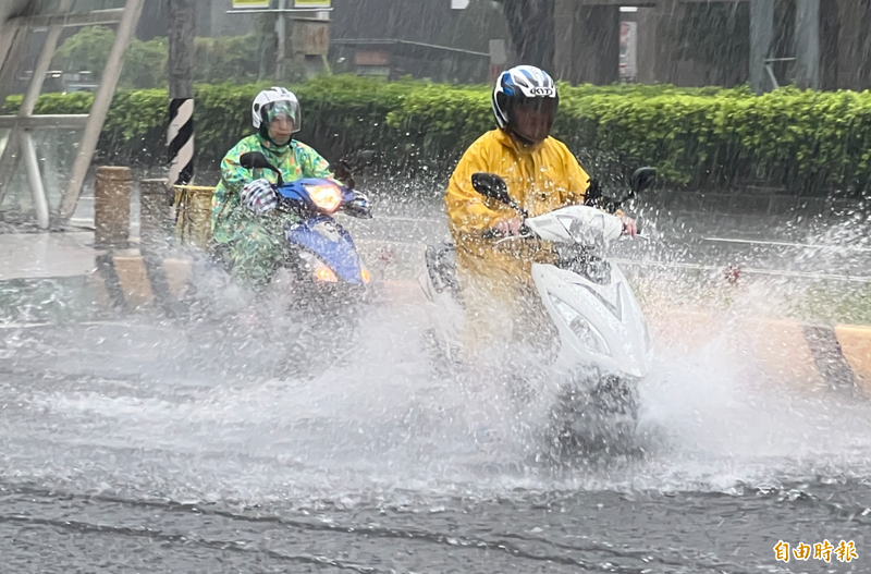 西南氣流持續發威,中南部持續強降雨。(記者廖耀東攝) 西南氣流持續發威,中南部持續強降雨。(記者廖耀東攝)