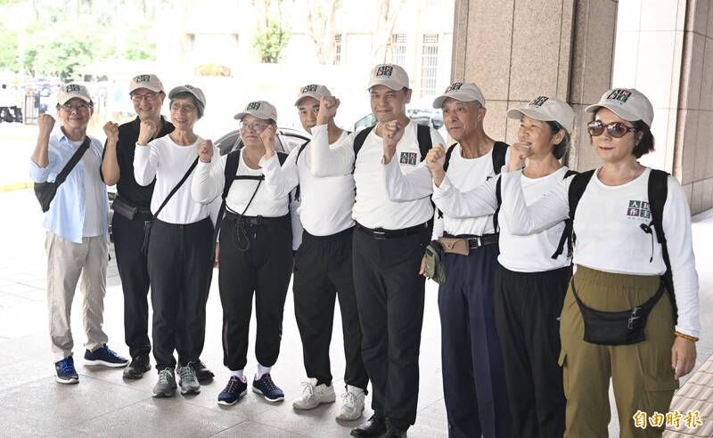 人民自主志工團31日前往中選會領取廢除憲法訴訟法公投案之電子連署系統認證碼，公投案領銜人趙偉程（右四）出面辦理。（記者羅沛德攝）