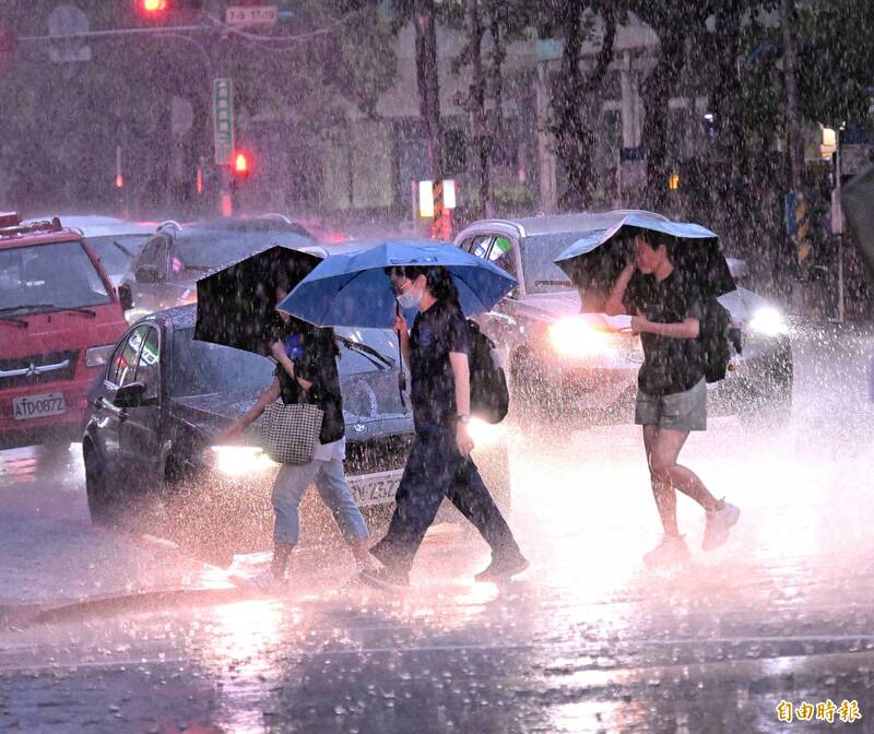 週五中南部地區有大雨或局部豪雨發生的率,北部及宜花地區午後有局部短暫雷陣雨。(資料照) 週五中南部地區有大雨或局部豪雨發生的率,北部及宜花地區午後有局部短暫雷陣雨。(資料照)