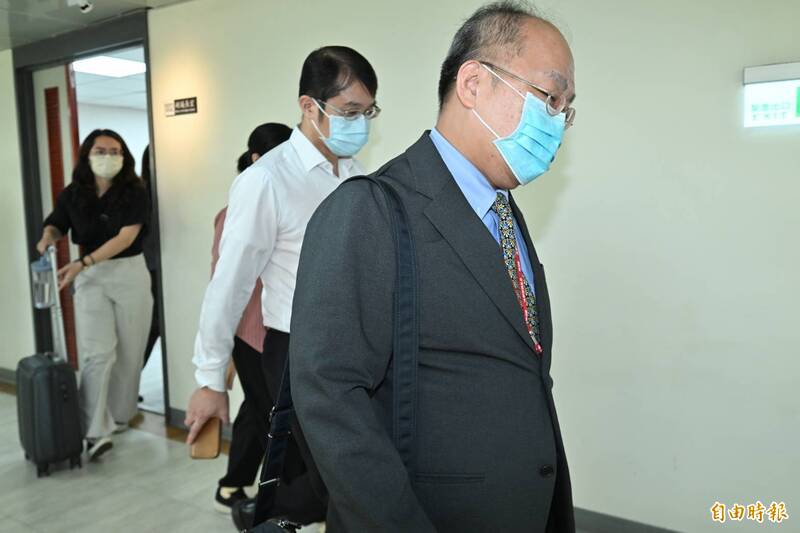 台北地檢署今日指揮調查局北機站兵分17路發動搜索,包含葉林傳議會辦公室、住所等,並約談葉、紀等12人及3名證人到案查證。(記者田裕華攝) 台北地檢署今日指揮調查局北機站兵分17路發動搜索,包含葉林傳議會辦公室、住所等,並約談葉、紀等12人及3名證人到案查證。(記者田裕華攝)