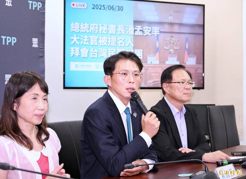 立院民眾黨團今天稱,今年度預計賸餘至少2400億元,普發現金根本不用舉債;行政院主計總處強調,經過計算,尚不敷1006億元須舉借債務支應。圖為日前民眾黨團大法官人選拜會後記者會。(記者方賓照攝) 立院民眾黨團今天稱,今年度預計賸餘至少2400億元,普發現金根本不用舉債;行政院主計總處強調,經過計算,尚不敷1006億元須舉借債務支應。圖為日前民眾黨團大法官人選拜會後記者會。(記者方賓照攝)