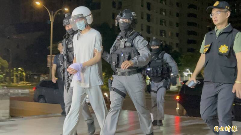 劉男被警方押返北市警信義分局偵訊。(記者邱俊福攝) 劉男被警方押返北市警信義分局偵訊。(記者邱俊福攝)