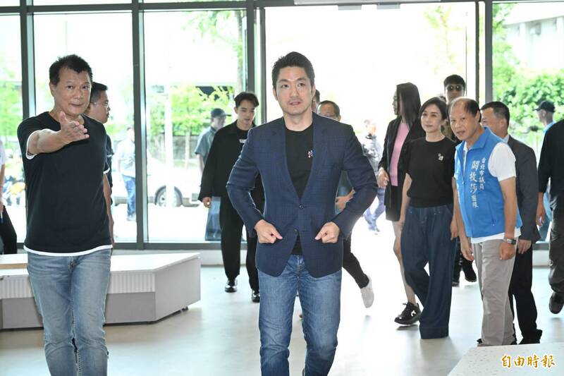 台北市議會副議長葉林傳辦公室遭搜索爭議,市長蔣萬安稍早出席潮台北記者會前,面對媒體提問僅簡短表示「希望盡快釐清真相。」(記者田裕華攝)
台北市議會副議長葉林傳辦公室遭搜索爭議,市長蔣萬安稍早出席潮台北記者會前,面對媒體提問僅簡短表示「希望盡快釐清真相。」(記者田裕華攝)
