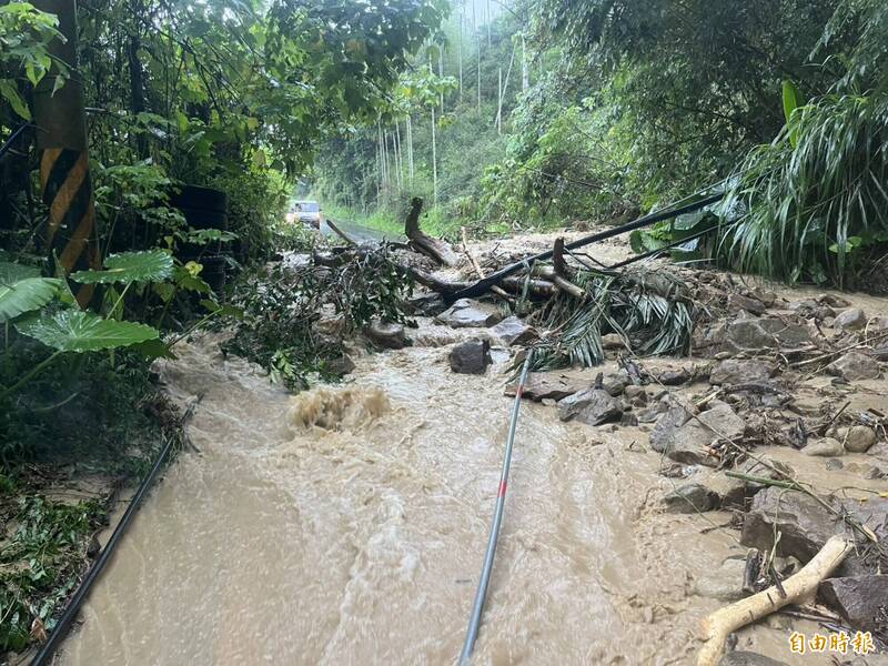 南投縣信義鄉豪雨不斷，土石流阻礙交通。（信義鄉公所提供）