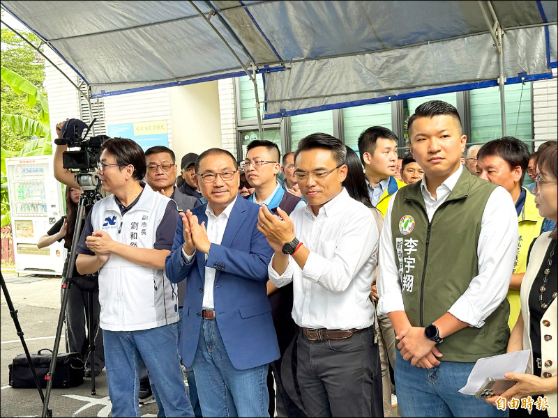 新北市長侯友宜昨視察五泰輕軌路線用地，工程規劃有部分將與台六十四共線。（記者黃子暘攝）