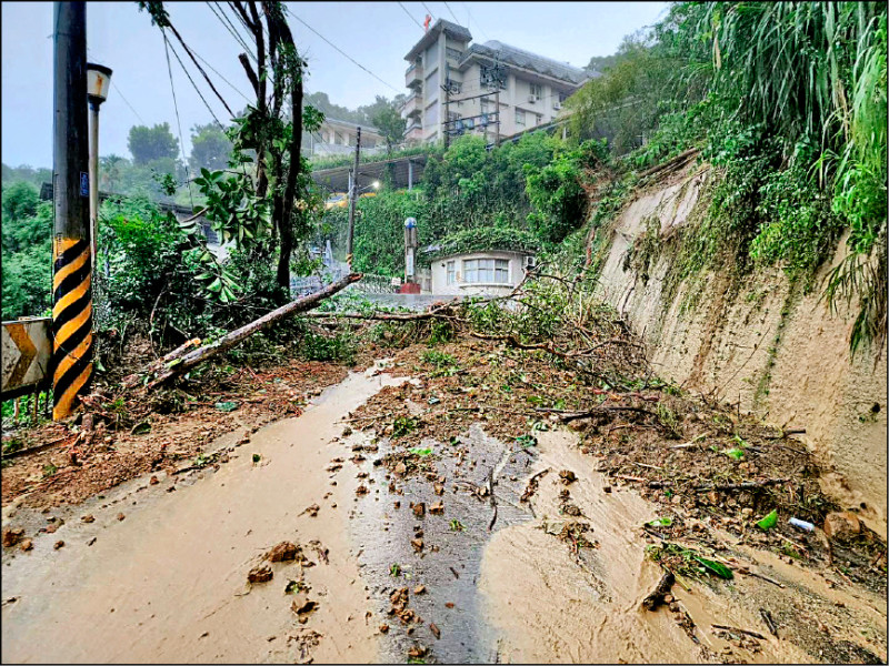 台中大豪雨，十方啟能中心前道路土石崩落，交通中斷。
（十方啟能中心提供）