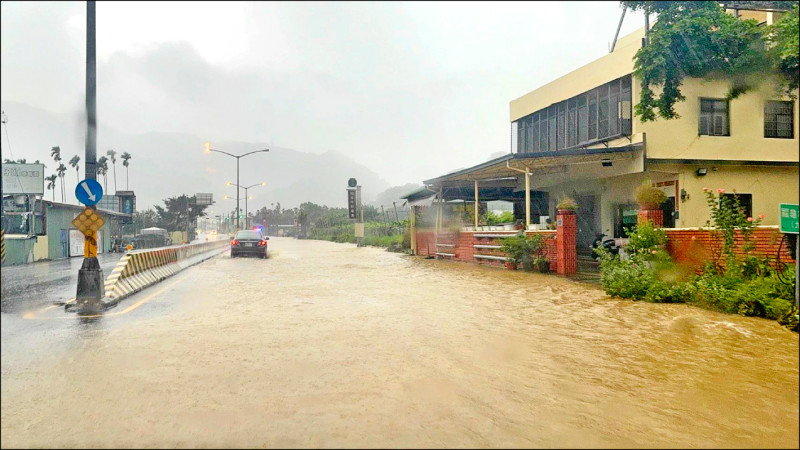 豪雨成災,前往國姓的道路可見多處積水。(民眾呂秋明提供) 豪雨成災,前往國姓的道路可見多處積水。(民眾呂秋明提供)