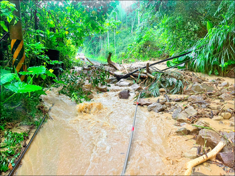 暴雨狂炸,南投縣許多地方出現土石流,此為信義鄉道路遭土石淹沒,交通受阻。(信義鄉公所提供) 暴雨狂炸,南投縣許多地方出現土石流,此為信義鄉道路遭土石淹沒,交通受阻。(信義鄉公所提供)