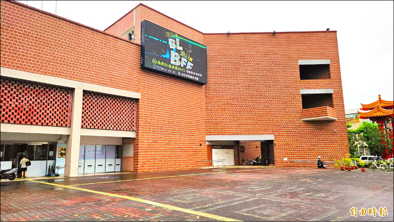 彰化縣立圖書館出自建築大師漢寶德之手,巨大電子看板引發破壞建築美學爭議。(記者劉曉欣攝) 彰化縣立圖書館出自建築大師漢寶德之手,巨大電子看板引發破壞建築美學爭議。(記者劉曉欣攝)