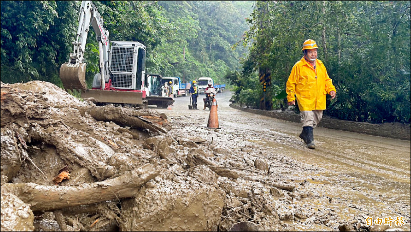 古坑鄉桂林村多處道路土石滑落,村長黃煌儀連續2日奔波巡視及通知廠商搶修。(記者黃淑莉攝) 古坑鄉桂林村多處道路土石滑落,村長黃煌儀連續2日奔波巡視及通知廠商搶修。(記者黃淑莉攝)