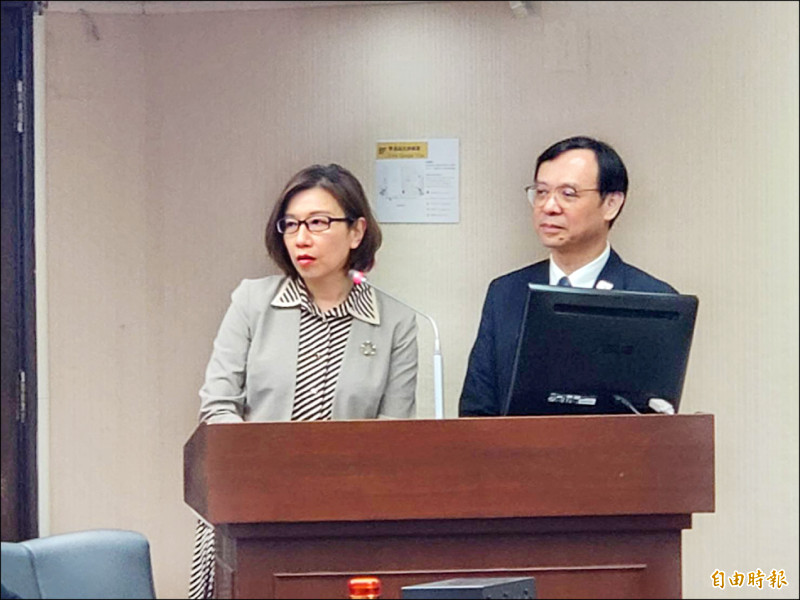 健保署長石崇良表示,欣智樂經專家會議討論,因為3原因不建議納入健保,樂意保則是本月剛提出申請,預計明年第1季才會有審議結果。(記者林惠琴攝) 健保署長石崇良表示,欣智樂經專家會議討論,因為3原因不建議納入健保,樂意保則是本月剛提出申請,預計明年第1季才會有審議結果。(記者林惠琴攝)