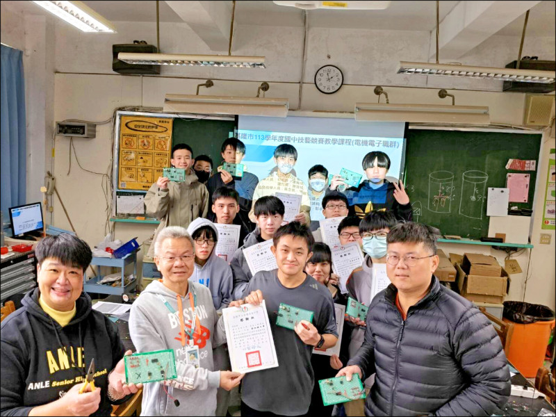 郭柏鋒（右二）目前就讀博士攻讀AI領域，仍定期回母校指導學弟妹技藝競賽。
（技專校院招生專業化總辦公室提供）