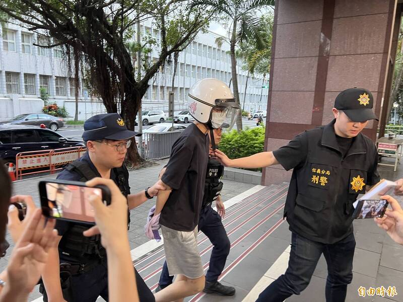 殺害谷姓夜店女公關的凶嫌劉柏葳凌晨被收押。(記者張文川攝) 殺害谷姓夜店女公關的凶嫌劉柏葳凌晨被收押。(記者張文川攝)