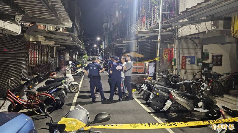 警方正與陳家進行採證。（記者徐聖倫攝）