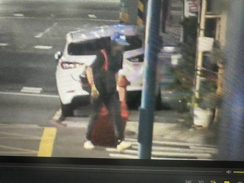 監視器拍下陳男拖行李箱身影。（記者徐聖倫翻攝）