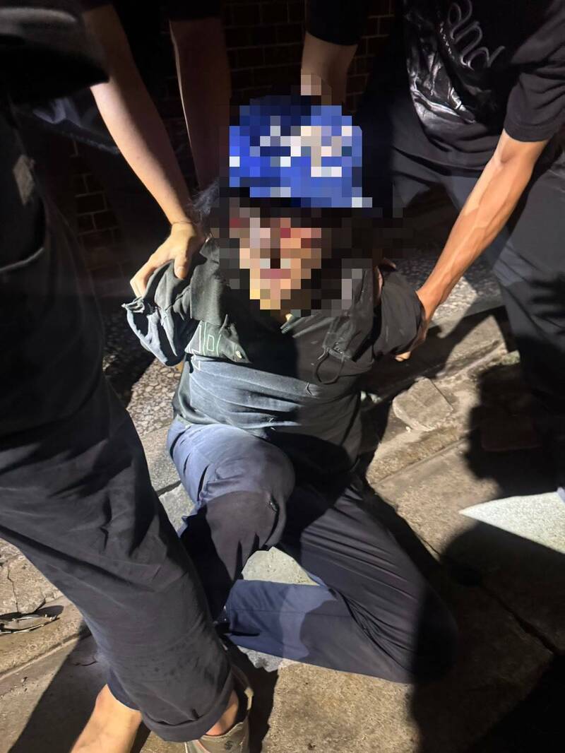 陳男被警方逮捕。（記者徐聖倫翻攝）