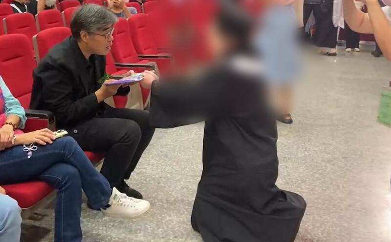 女畢業生下跪控訴性騷擾霸凌 ,高市空大調查進度遭疑,校方4點聲明否認消極和包庇。(資料照) 女畢業生下跪控訴性騷擾霸凌 ,高市空大調查進度遭疑,校方4點聲明否認消極和包庇。(資料照)